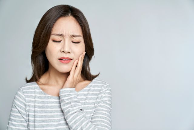 神経をとる必要があると言われ悩んでいる女性