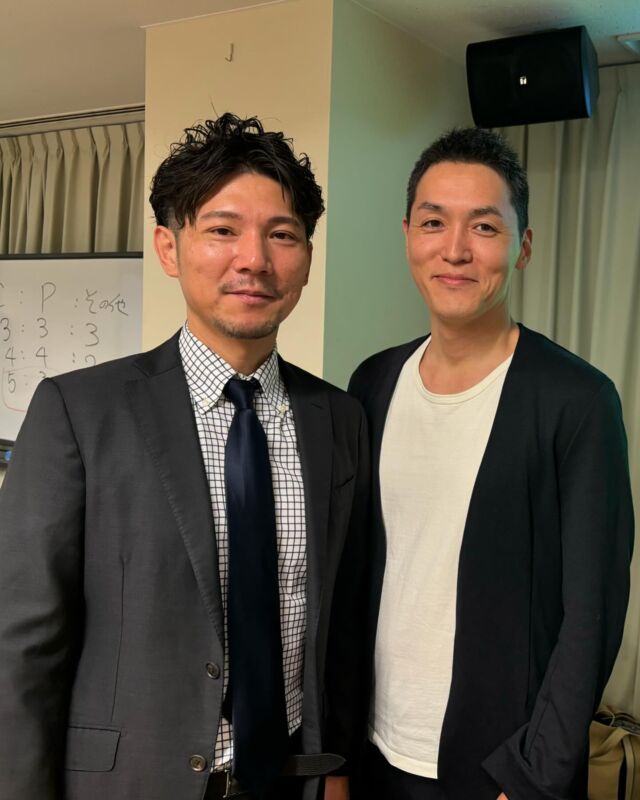 先日、東京で伊勢海先生の『行動心理学！歯周病説明セミナー』というセミナーを当院の衛生士と一緒に受けてきました！

毎日患者さんに説明している『歯周病』という病気ですが、どうすれば患者さんにわかってもらえるのか、心に響くのか

そして歯周病を治すためには患者さんに協力してもらうことが必要で、どうすれば患者さんの行動を変えることができるのか

という内容を、わかりやすく面白く教えていただきました✨

グループワークあり、質問も盛りだくさんの双方向型セミナーで、5時間があっという間に過ぎ去っていました！

さっそく教わった内容を取り入れて説明しています😊

伊勢海先生、どうもありがとうございました！

……………………………………………

歯医者さんのセルフケアグッズを本音で解説してます！

「セルフケアグッズにお悩みの方はフォロー必須」

🦷伊丹とく歯科🦷
〒664-0853
兵庫県伊丹市平松４丁目３－１２
📍新伊丹駅から徒歩3分

小児/予防/入れ歯/詰め物

ホームページからWEB予約可能です
プロフィールのリンクを見てね

……………………………………………

#行動心理学#歯周病説明セミナー#伊勢海先生
#伊丹とく歯科 #とく歯科 #歯科 #歯科医院 #歯医者
#歯科専売 #歯科物販 #伊丹市 #新伊丹駅すぐ #伊丹